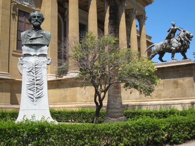 Buste af Giovanni Verga foran Teatro Massimo i Palermo. Foto: KirstenSoele