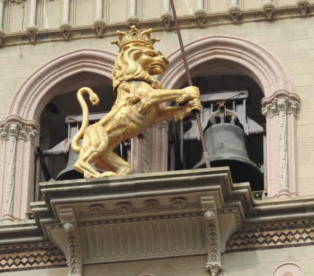 Løven, Messinaprovinsens symbol og symbol på styrke. Her øverst på domkirkens tårn. Foto: KirstenSoele