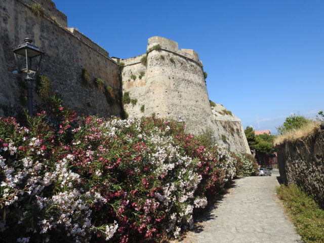 Den spanske ringmur fra 1520'erne om fæstningsanlægget i Milazzo. Foto: KirstenSoele