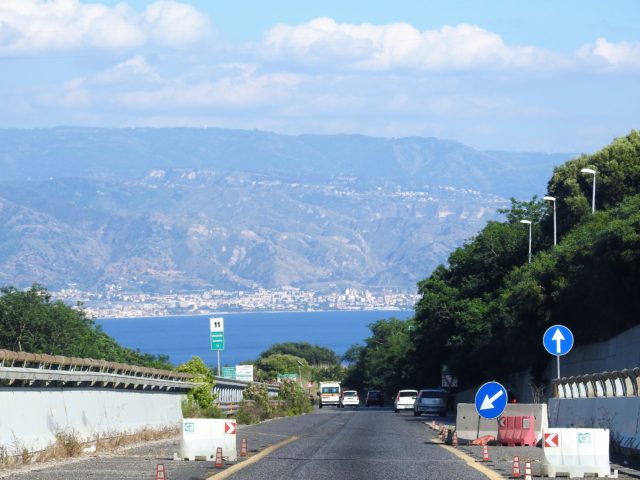 Kik ud over Messinastrædet fra Messina. Foto: KirstenSoele