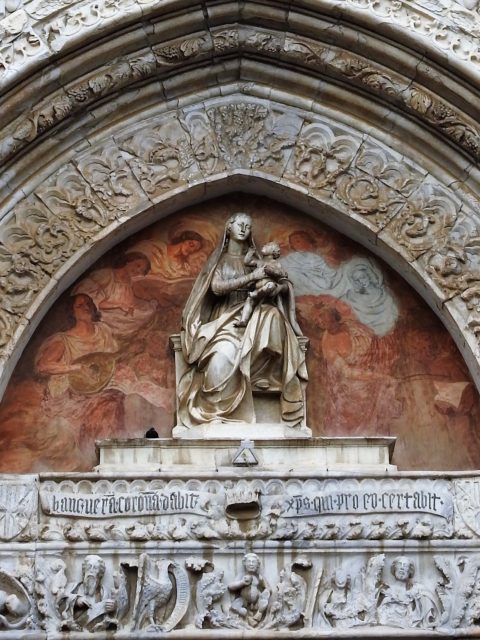 Giovan Battista Mazzolos statue af Jomfru Maria med barnet over portalen til Messina Domkirke. Foto: KirstenSoele