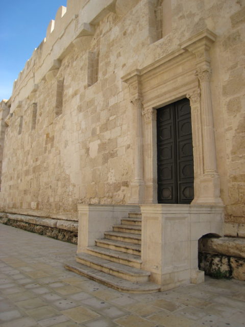 Siden af domkirken, hvor mellemrummene mellem søjlerne fra Athenetemplet er muret til. Foto: KirstenSoele