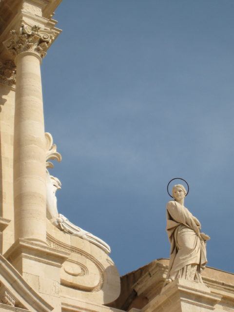 Siracusas skytshelgeninde Santa Lucia på toppen af Domkirken. Foto: KirstenSoele