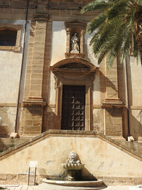 Gaginifigur over indgangsport på kirkens side. Foto: KirstenSoele
