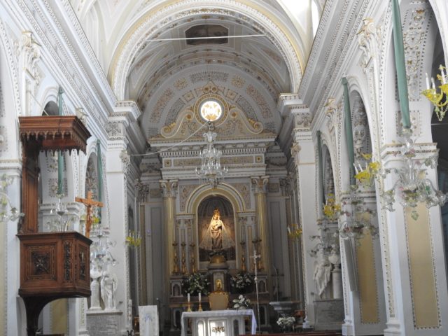 Santuario della Madonna dell'Udienza. I nichen for neden ses Madonna med barnet udført af Antonello Gagini. Foto: KirstenSoele