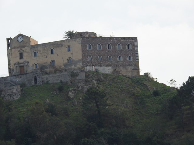 Slot og kirke: Castello e Santuario Santa Lucia del Mela. Foto: KirstenSoele