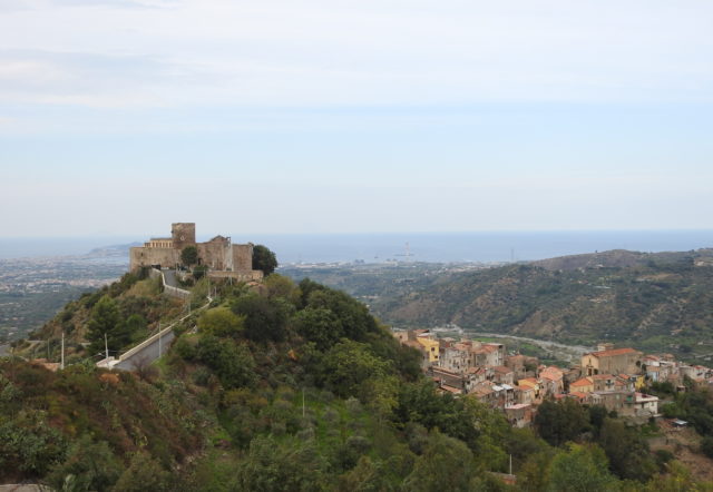 Slot og kirke: Castello e Santuario Santa Lucia del Mela. Foto: KirstenSoele