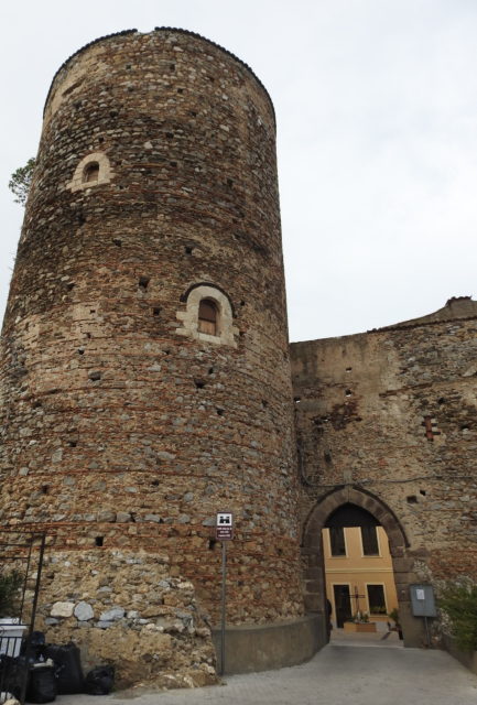 Det cylinderformede tårn på slottet, Castello Santa Lucia del Mela. Foto: KirstenSoele
