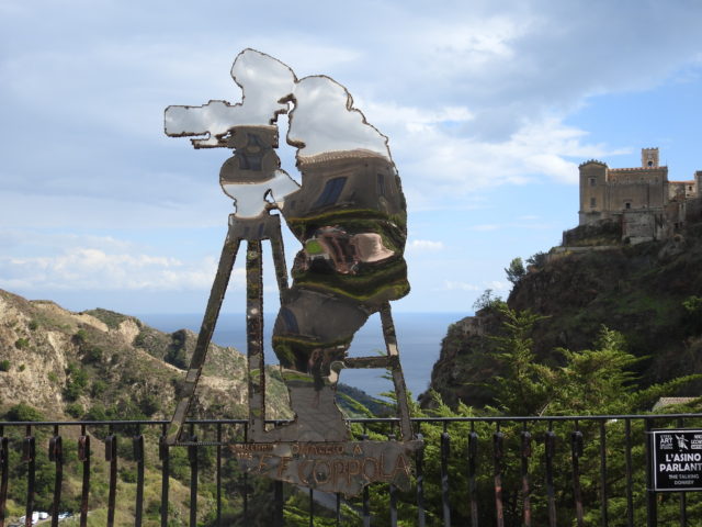 Figur af instruktøren af God Father, Francis Ford Coppola. I baggrunden Chiesa di San Nicolò. Savoca. Foto: KirstenSoele