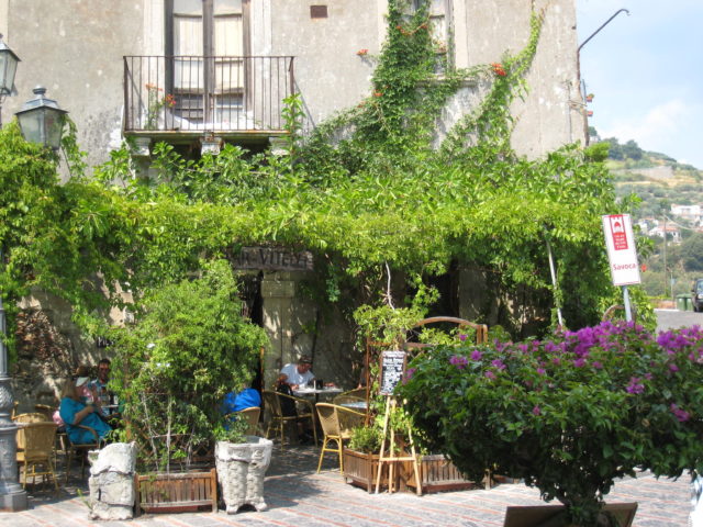 Palazzo Trimarchi med Bar Vitelli, Savoca. Foto: KirstenSoele