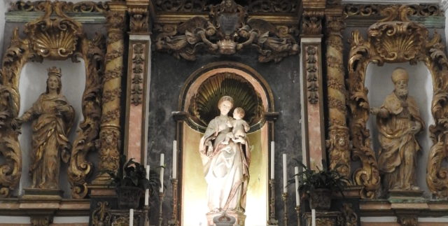 Højalteret: Fra venstre: Santa Lucia, Madonna della Neve, der krones af to engle, San Biagio. Foto: KirstenSoele