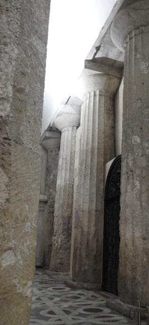 Doriske søjler fra det græske Athenetempel i Duomo di Siracusa. Foto: KirstenSoele
