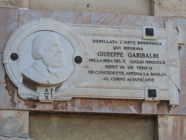 Til minde om at hærføreren Garibaldi juli 1860 overnattede i Milazzo ifm samlingen af Italien. Foto: KirstenSoele