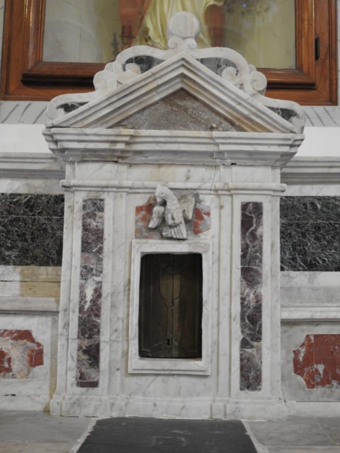 Tabernakel i marmor i Montalbano Domkirke. Foto: KirstenSoele
