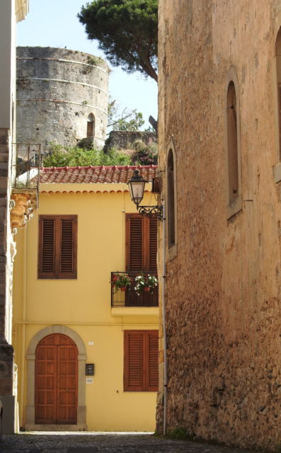 I baggrunden: Torre di Federico II d'Aragona. Foto: KirstenSoele