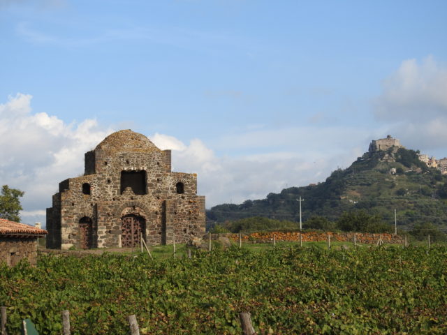 Chiesa di Santa Domenica, i baggrunden Castello di Ruggero di Lauria. Foto: Kirsten Soele