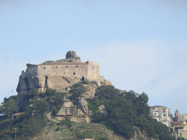 Castello di Lauria. Foto: KirstenSoele