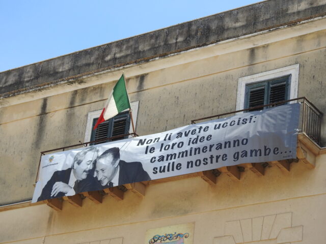 Banner med Falcone og Borsellino. "I har ikke dræbt dem. Vi går videre med deres ideer". Foto: KirstenSoele